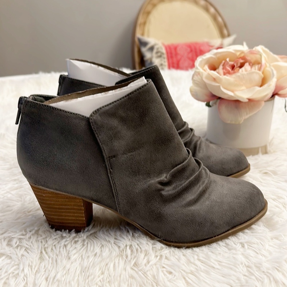 NEW REPORT Clarice Grey heeled ankle bootie women size 6.5 w